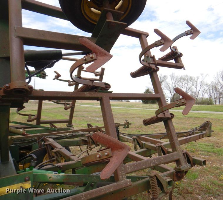 image for item DM6107 John Deere 960  field cultivator