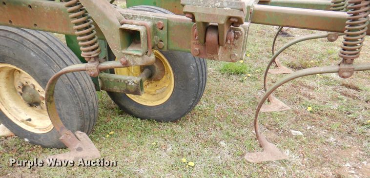 image for item DM6107 John Deere 960  field cultivator