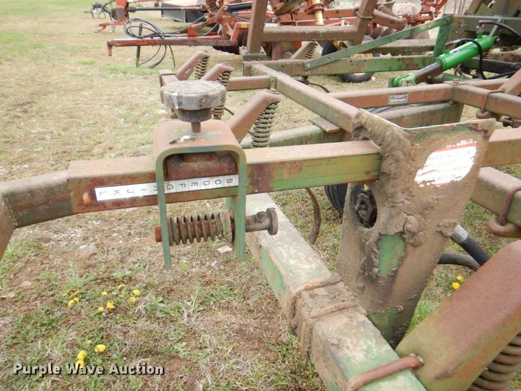 image for item DM6107 John Deere 960  field cultivator