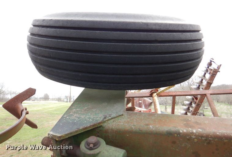 image for item DM6107 John Deere 960  field cultivator