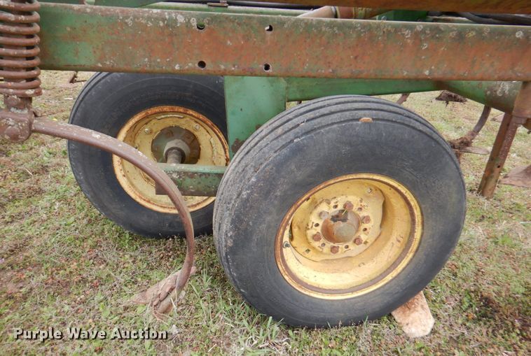 image for item DM6107 John Deere 960  field cultivator