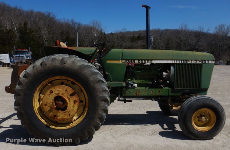 image for item DM7292 1982 John Deere 2940  tractor