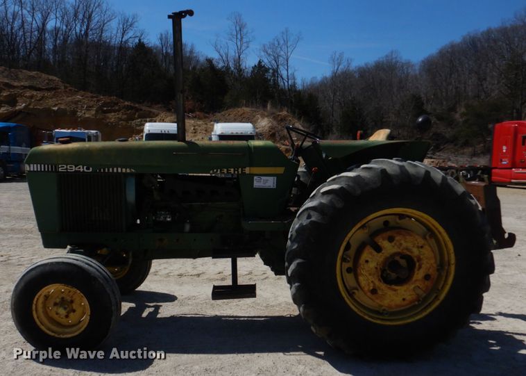 image for item DM7292 1982 John Deere 2940  tractor