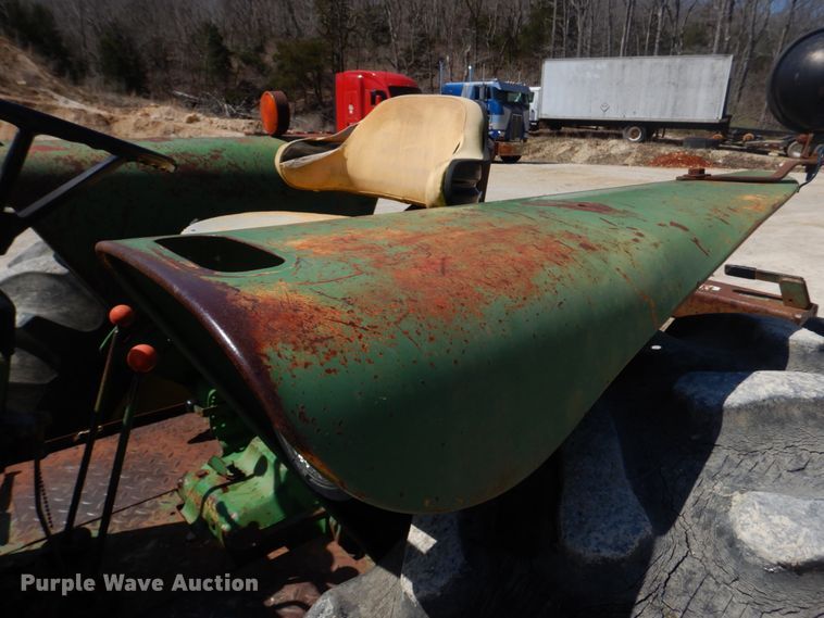 image for item DM7292 1982 John Deere 2940  tractor