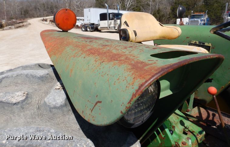 image for item DM7292 1982 John Deere 2940  tractor