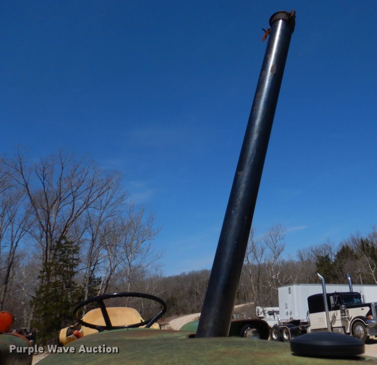 image for item DM7292 1982 John Deere 2940  tractor