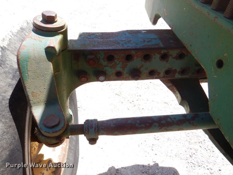 image for item DM7292 1982 John Deere 2940  tractor