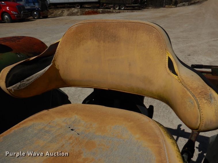 image for item DM7292 1982 John Deere 2940  tractor