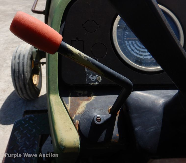 image for item DM7292 1982 John Deere 2940  tractor