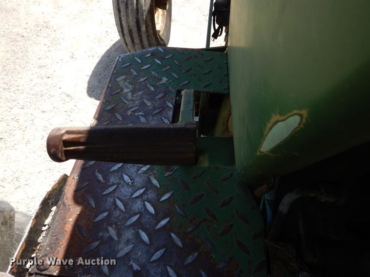 image for item DM7292 1982 John Deere 2940  tractor