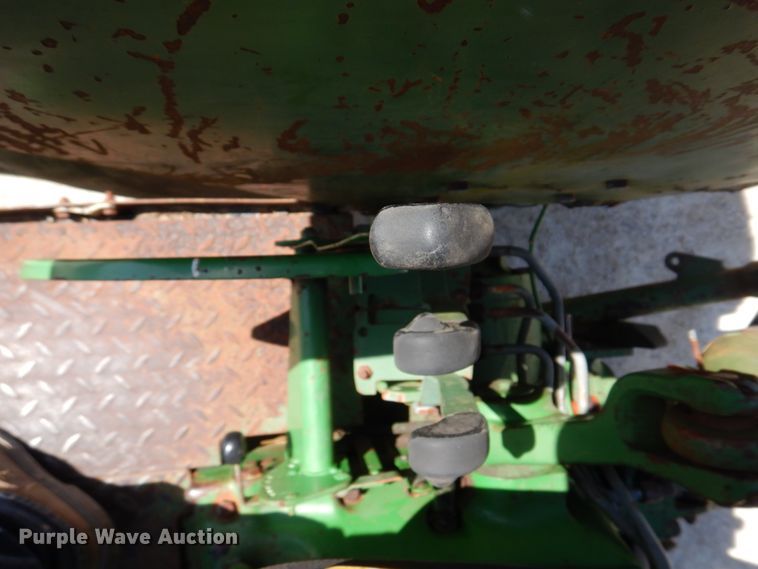 image for item DM7292 1982 John Deere 2940  tractor