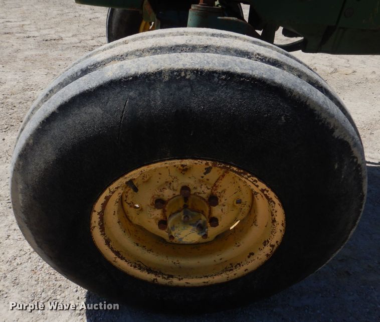 image for item DM7292 1982 John Deere 2940  tractor