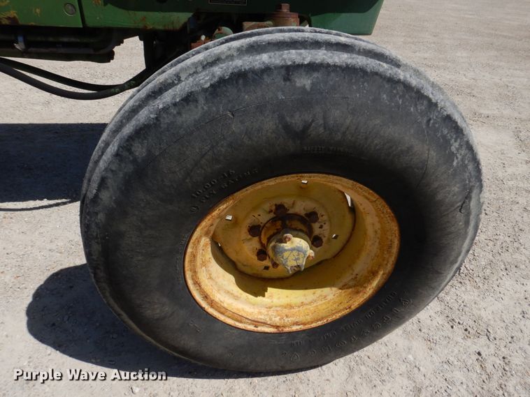 image for item DM7292 1982 John Deere 2940  tractor