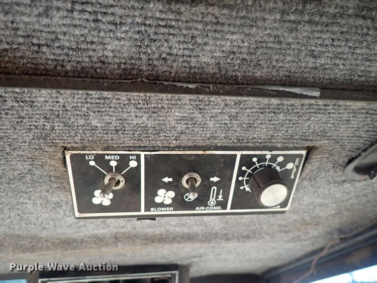 image for item DP4596 1990 New Holland 1118  windrower