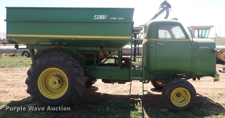 image for item DP4601 Chevrolet Loadmaster  grain cart