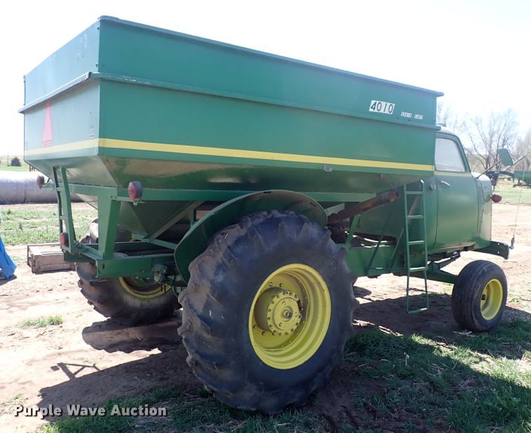 image for item DP4601 Chevrolet Loadmaster  grain cart