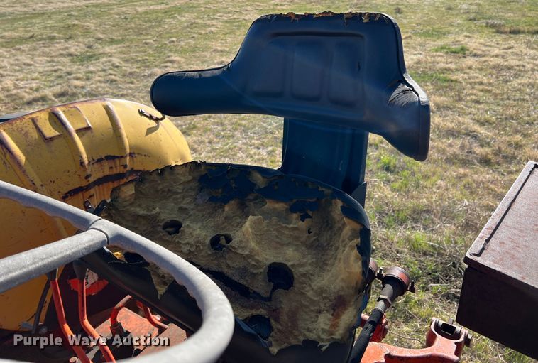 image for item IG9370 Case G530  tractor