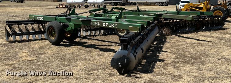 image for item IG9381 John Deere 650  tandem disk