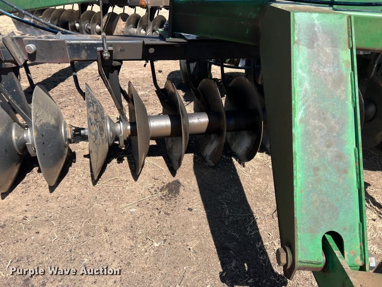 image for item IG9381 John Deere 650  tandem disk