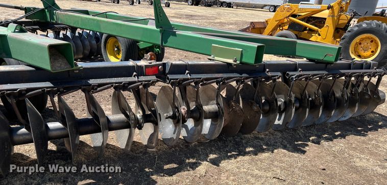 image for item IG9381 John Deere 650  tandem disk