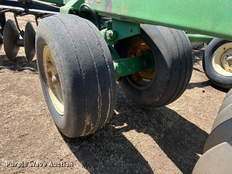 image for item IG9381 John Deere 650  tandem disk
