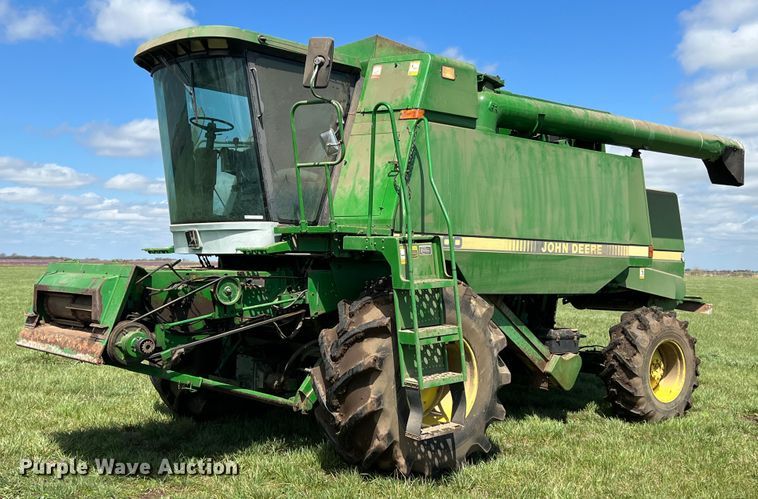 image for item JQ9043 1990 John Deere 9500  combine
