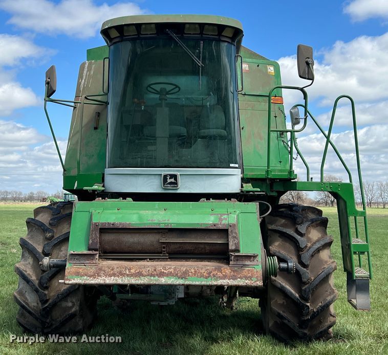 image for item JQ9043 1990 John Deere 9500  combine