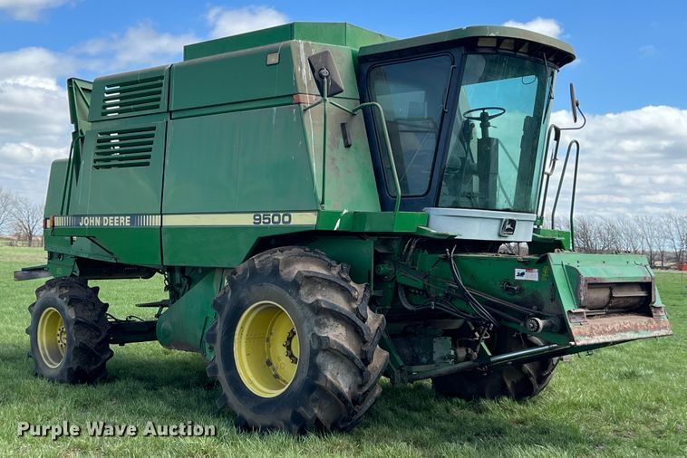 image for item JQ9043 1990 John Deere 9500  combine