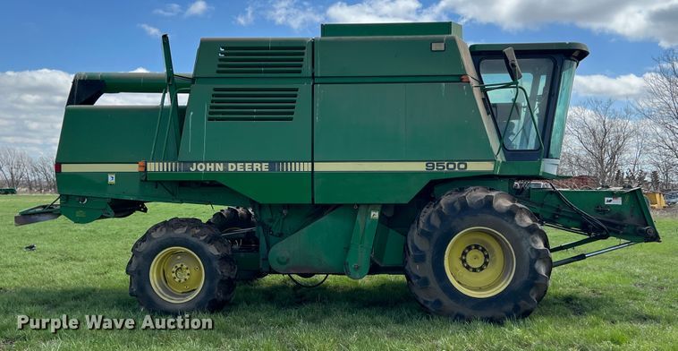 image for item JQ9043 1990 John Deere 9500  combine