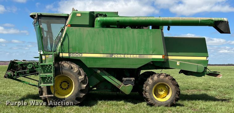 image for item JQ9043 1990 John Deere 9500  combine