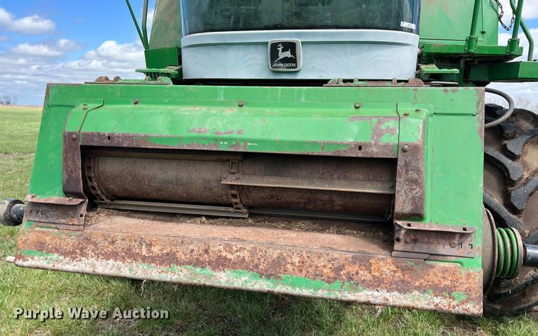 image for item JQ9043 1990 John Deere 9500  combine