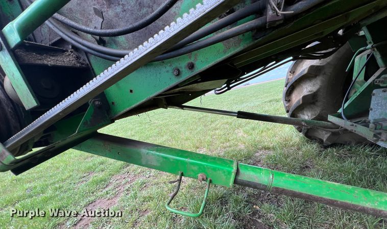 image for item JQ9043 1990 John Deere 9500  combine