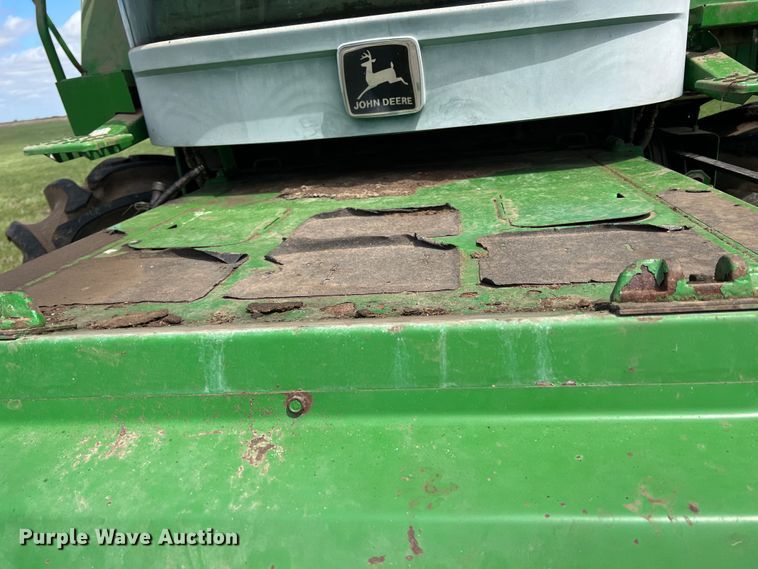 image for item JQ9043 1990 John Deere 9500  combine