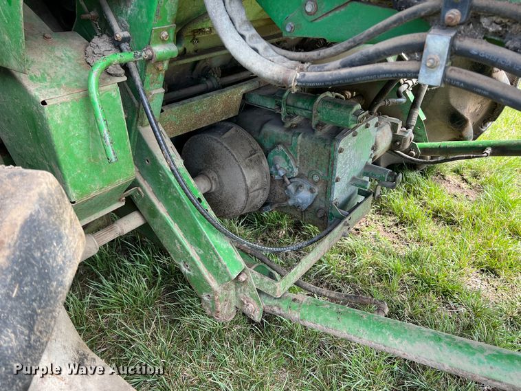 image for item JQ9043 1990 John Deere 9500  combine