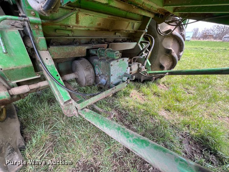 image for item JQ9043 1990 John Deere 9500  combine