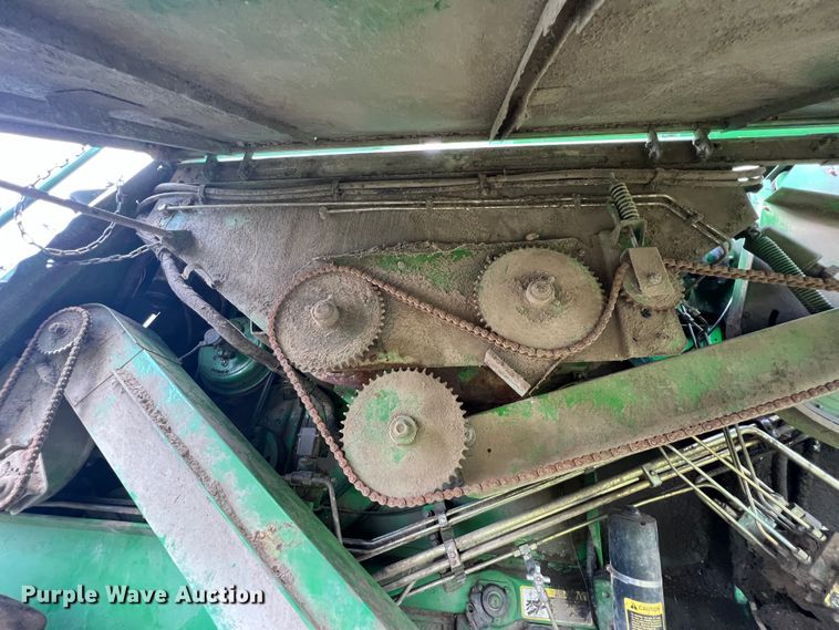image for item JQ9043 1990 John Deere 9500  combine