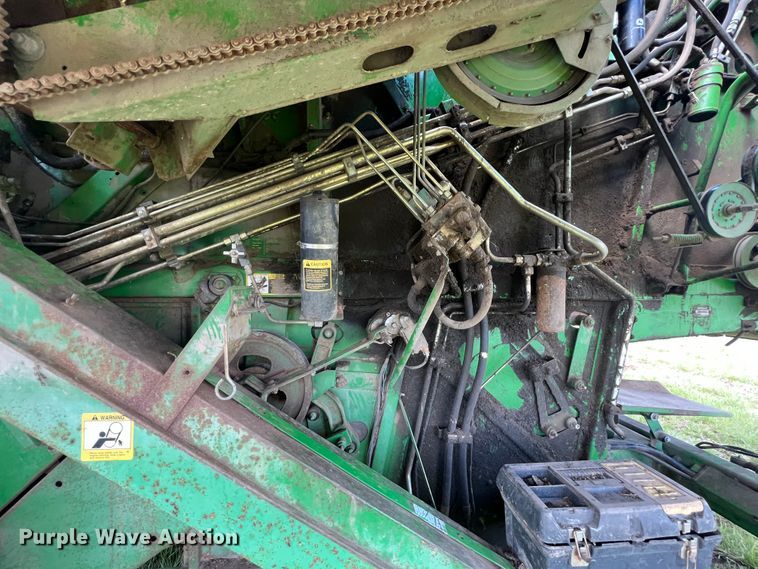 image for item JQ9043 1990 John Deere 9500  combine