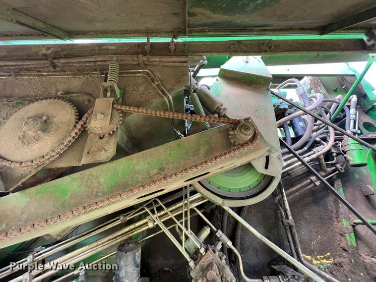 image for item JQ9043 1990 John Deere 9500  combine