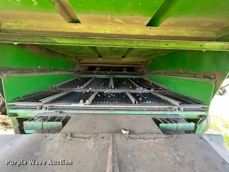 image for item JQ9043 1990 John Deere 9500  combine