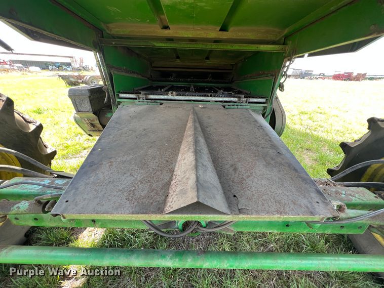 image for item JQ9043 1990 John Deere 9500  combine