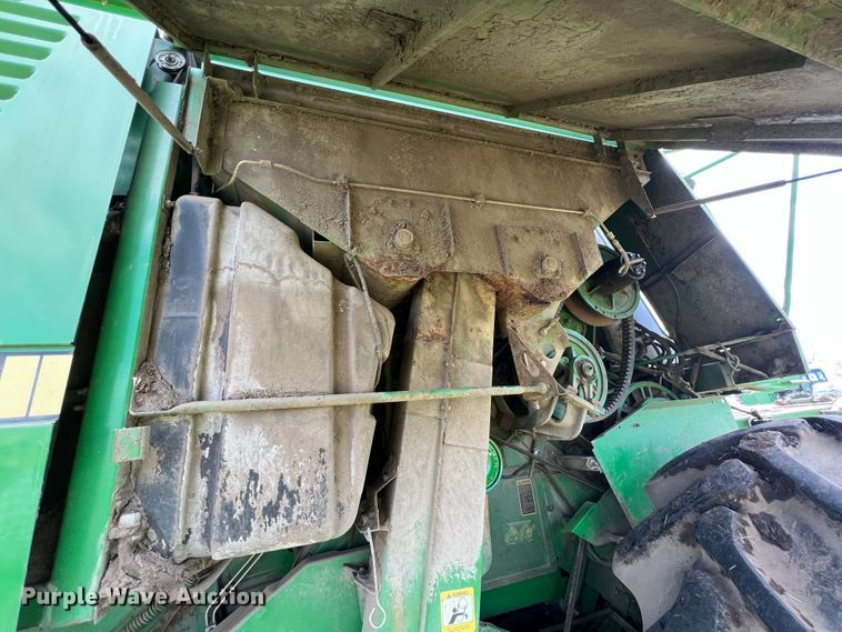 image for item JQ9043 1990 John Deere 9500  combine