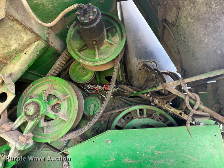 image for item JQ9043 1990 John Deere 9500  combine