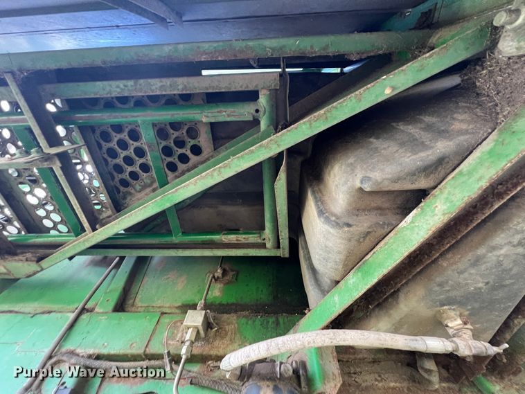 image for item JQ9043 1990 John Deere 9500  combine