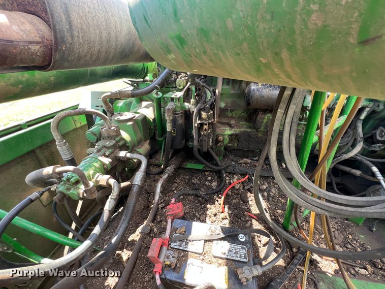 image for item JQ9043 1990 John Deere 9500  combine