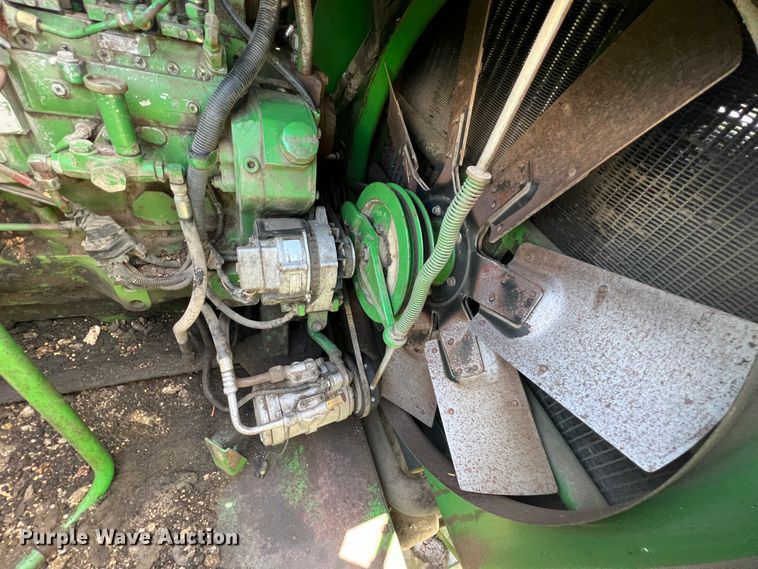 image for item JQ9043 1990 John Deere 9500  combine