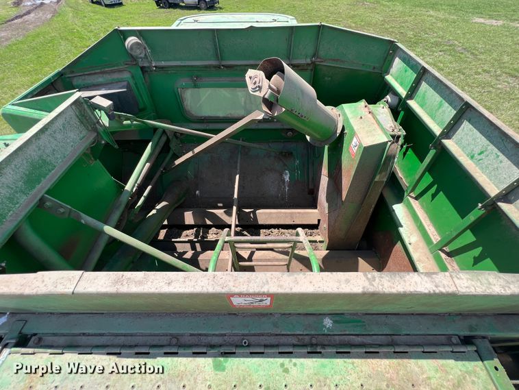 image for item JQ9043 1990 John Deere 9500  combine