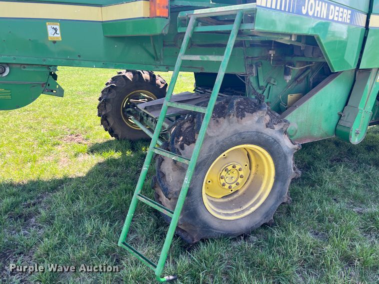 image for item JQ9043 1990 John Deere 9500  combine