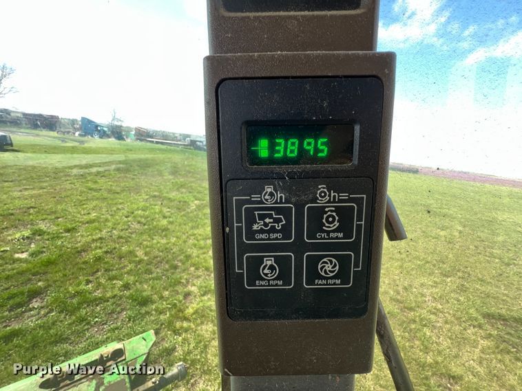 image for item JQ9043 1990 John Deere 9500  combine