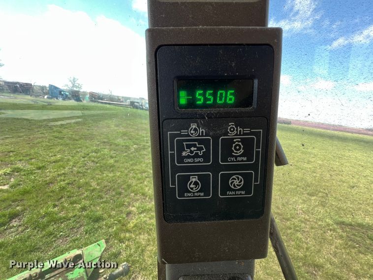 image for item JQ9043 1990 John Deere 9500  combine