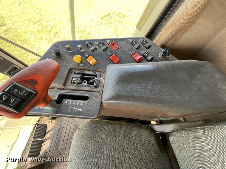 image for item JQ9043 1990 John Deere 9500  combine